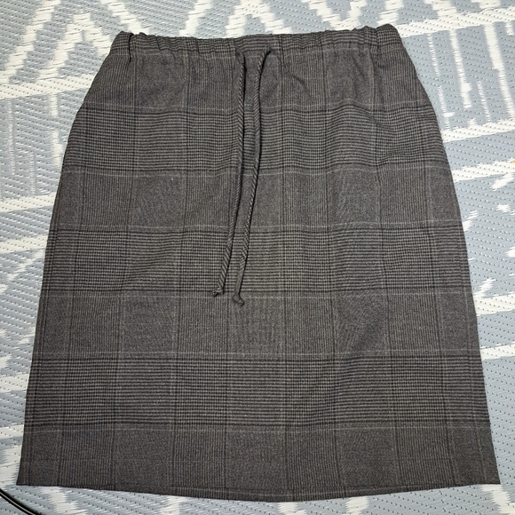 Aritzia Group‎ of Babaton Plaid Gray Skirt Tie Waist - Picture 3 of 10